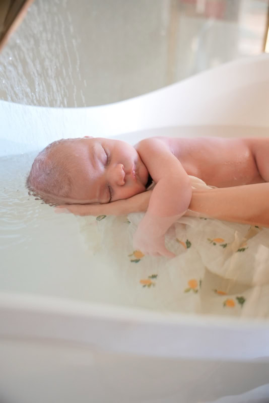 Nouveau-né dans le bain thérapeutique