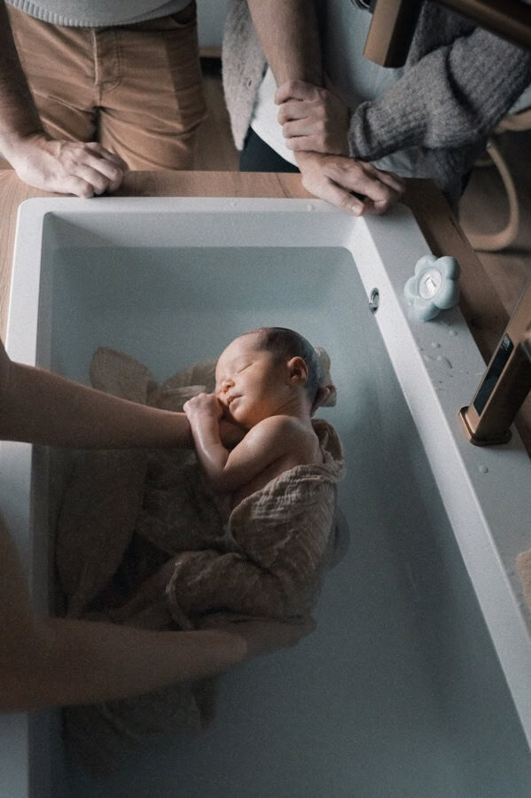 Bébé dans le Thérapeutique Bain Bébé®, parents autour
